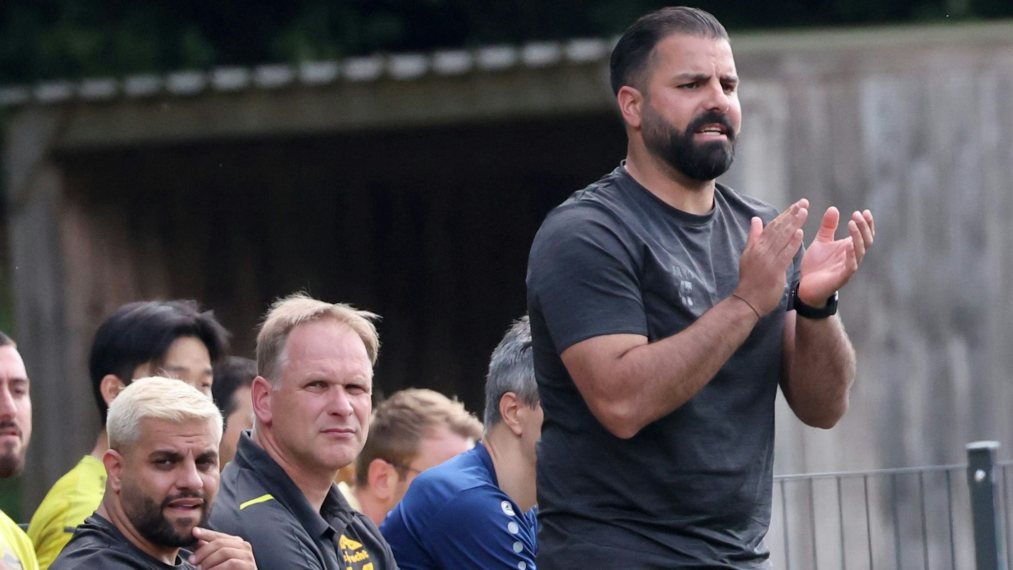 Mahmut Temür feuert sein Team an und klatscht in die Hände.