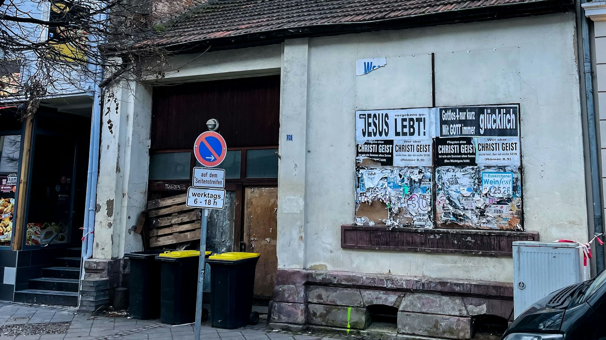 Das Bild zeigt das Haus an der Wilhelmstraße, das als „Jesus lebt“-Haus bekannt ist.