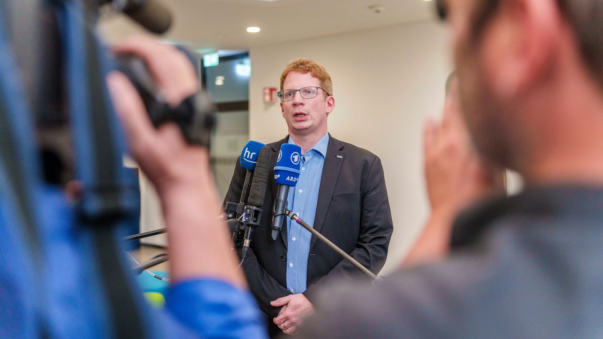 Kristian Loroch, stellvertretender Vorsitzender Eisenbahn- und Verkehrsgewerkschaft (EVG), gibt zu den laufenden Tarifgesprächen ein Statement ab.