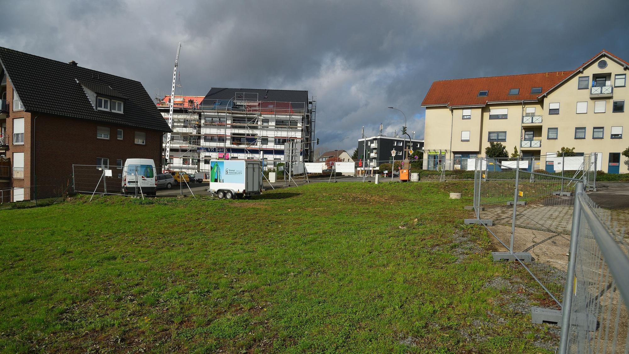 Das Foto zeigt das mögliche Baugelände für das Nahversorgungszentrum in Herkenrath