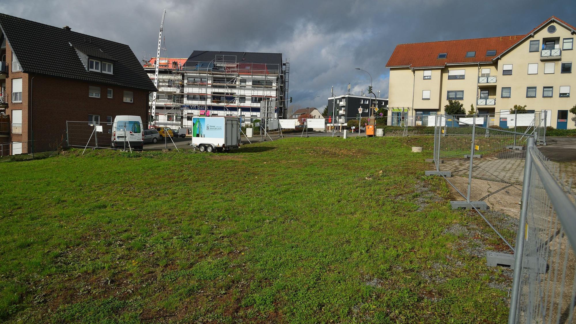 Auf dieser Wiese in Herkenrath soll der neue Supermarkt entstehen.