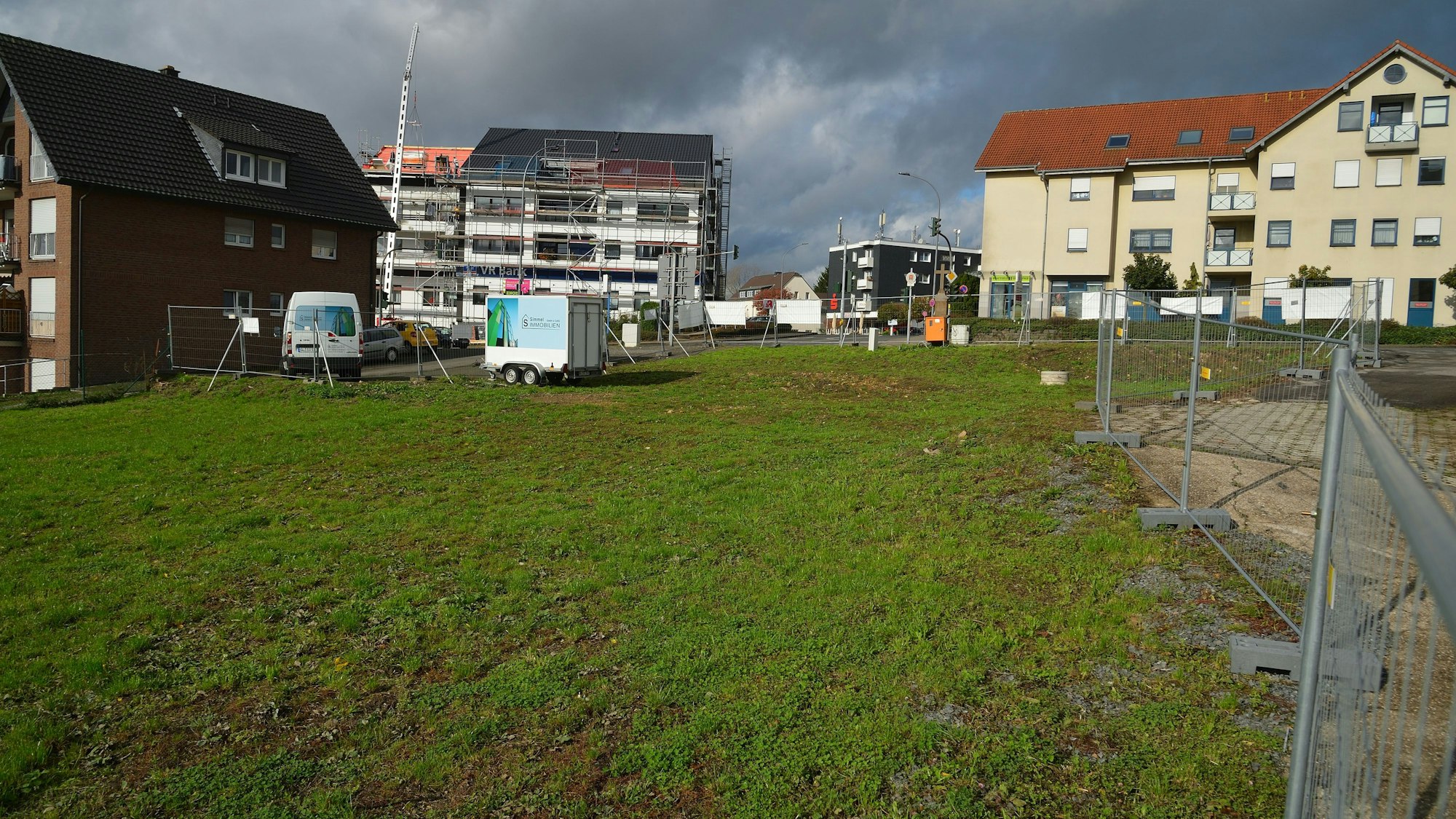 Auf dieser Wiese in Herkenrath soll der neue Supermarkt entstehen.