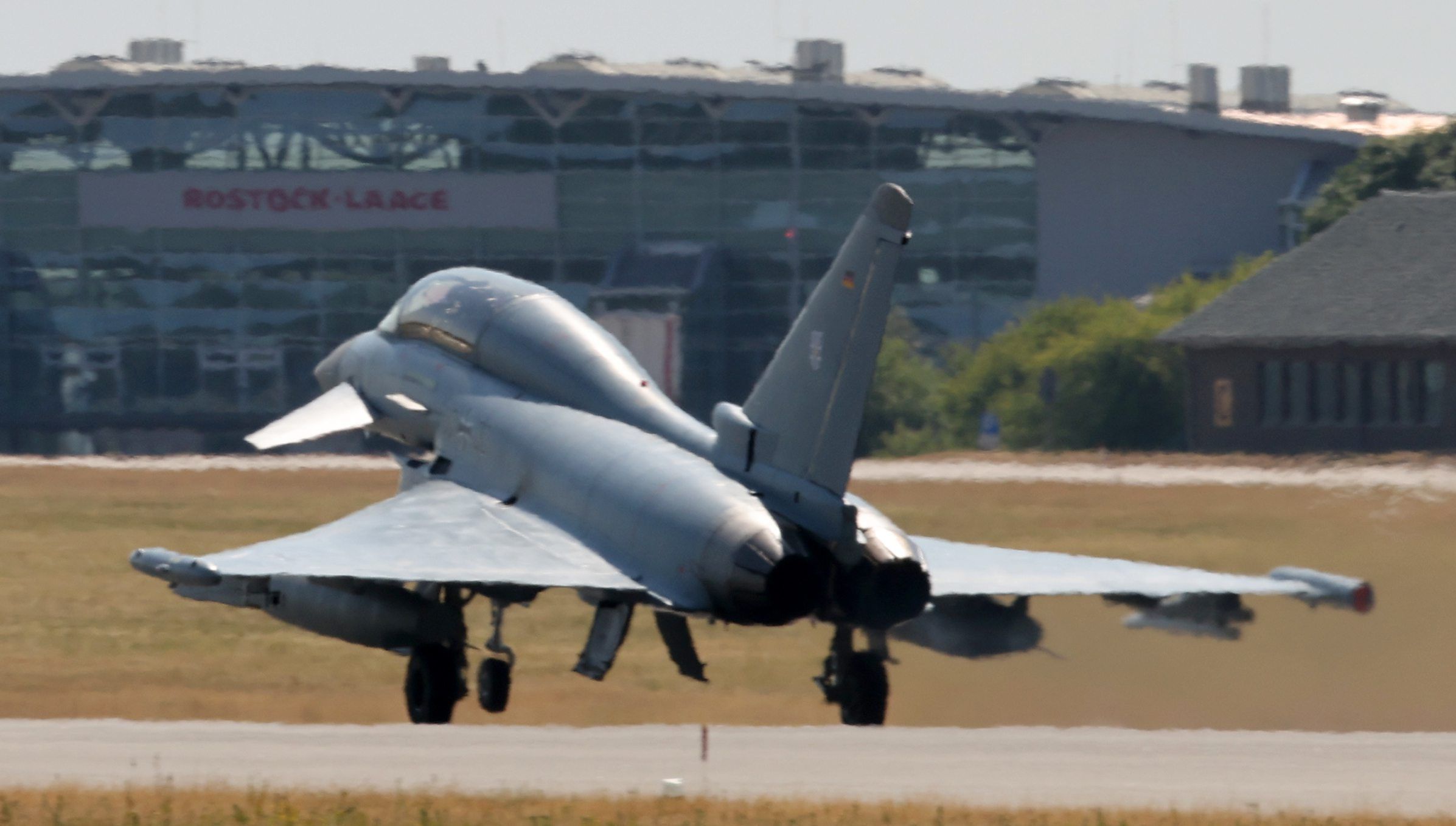 Ein Kampfjet Eurofighter der Bundeswehr startet zu einer Übung.