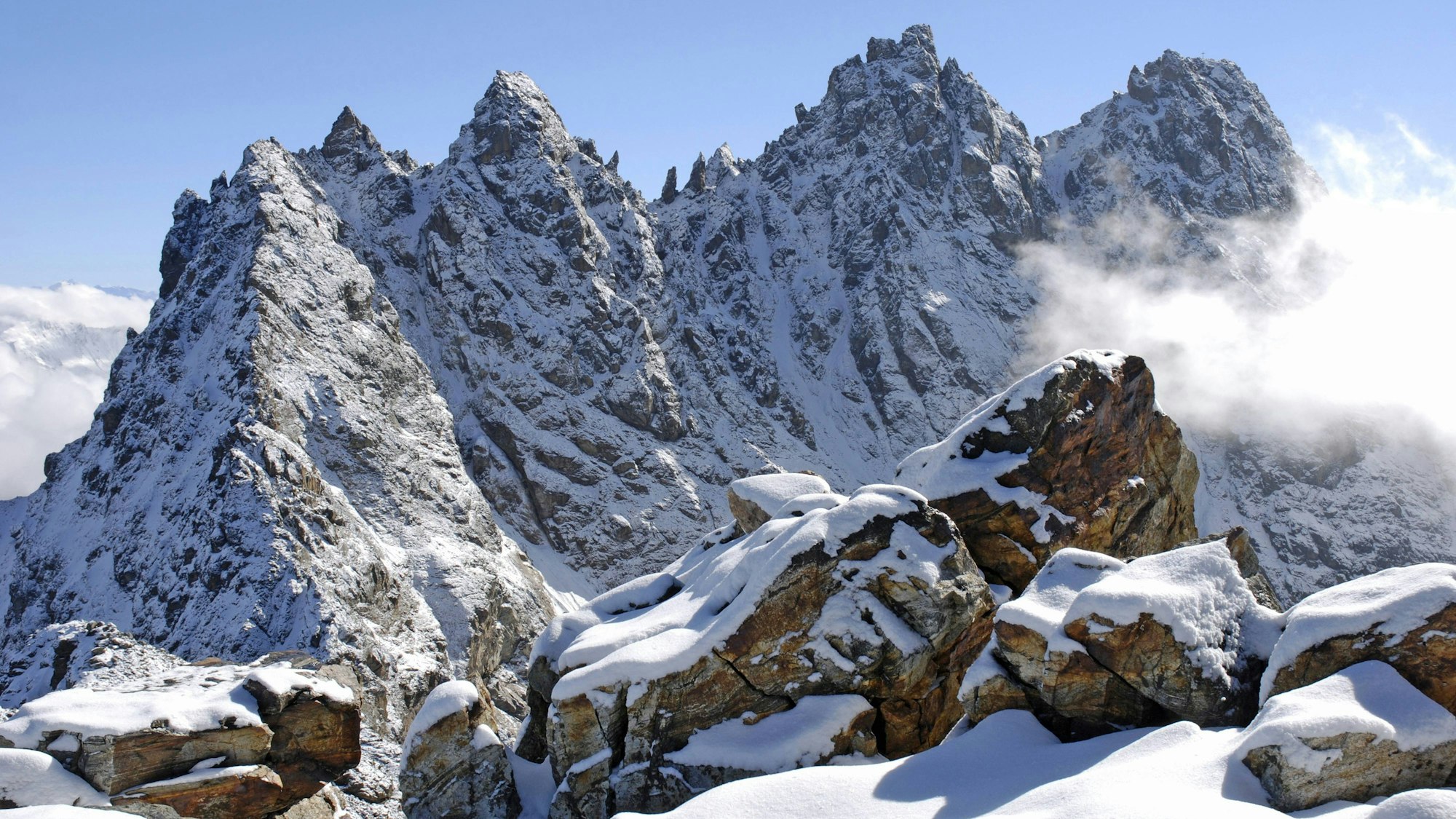 Silvretta-Gebirge in Österreich: Das Fluchthorn liegt in den Tiroler Alpen. Das Foto zeigt das Gesteinsmassiv 2009, mittlerweile ist weniger Schnee da. (Archivbild)