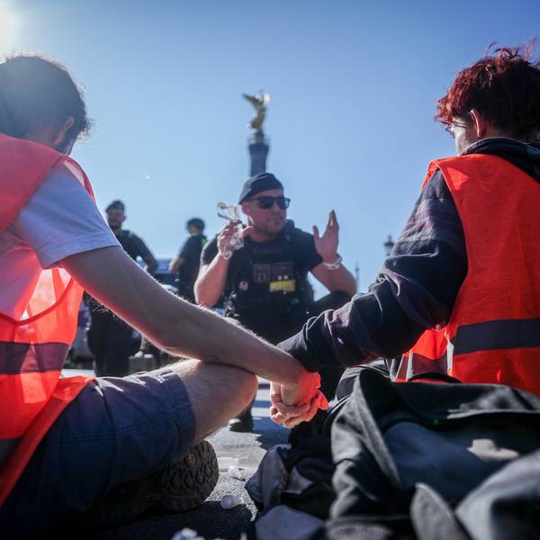 Aktivisten der Gruppe „Letzte Generation“ klebten sich am Montag nahe der Berliner Siegessäule auf der Straße fest. Laut Berliner Feuerwehr sollen die Klimaaktivisten fast 120 Rettungseinsätze behindert haben.