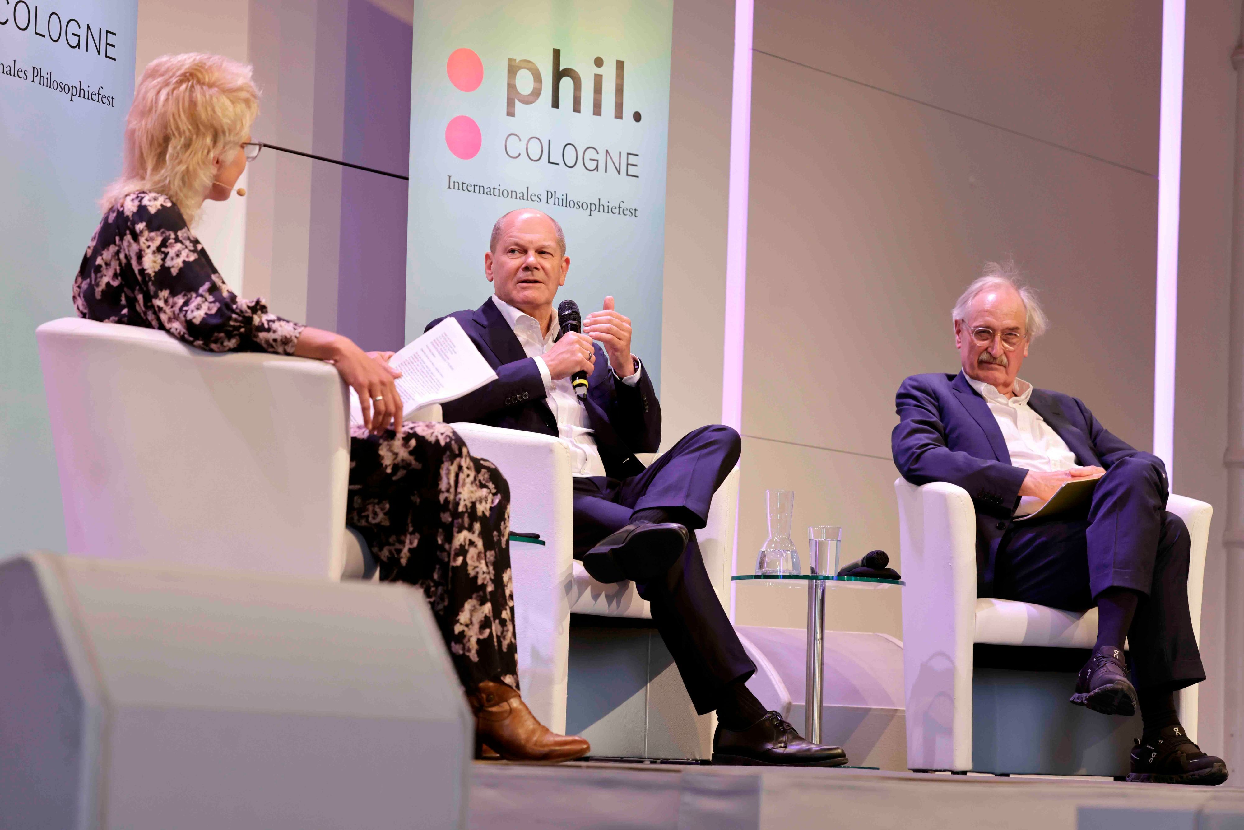Bundeskanzler Olaf Scholz (Mitte) in der Diskussion mit Svenja Flaßpöhler und Axel Honneth.