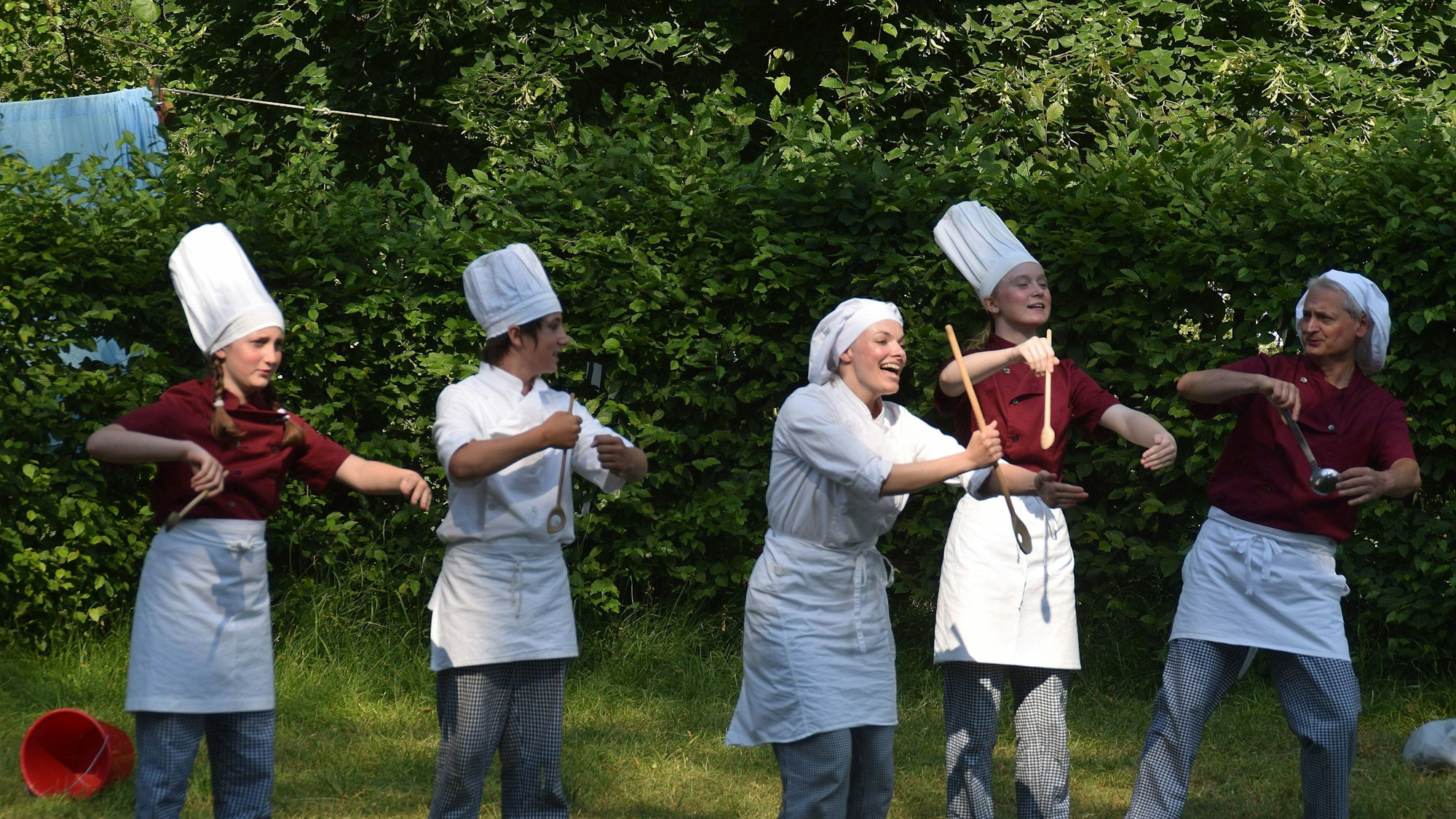Schiffsköchin "Hering" (Isabelle Jung, Mitte) kocht mit ihrem Team leckere Speisen für Piratenkapitän Backenbart. Foto: Frank Engel-Strebel