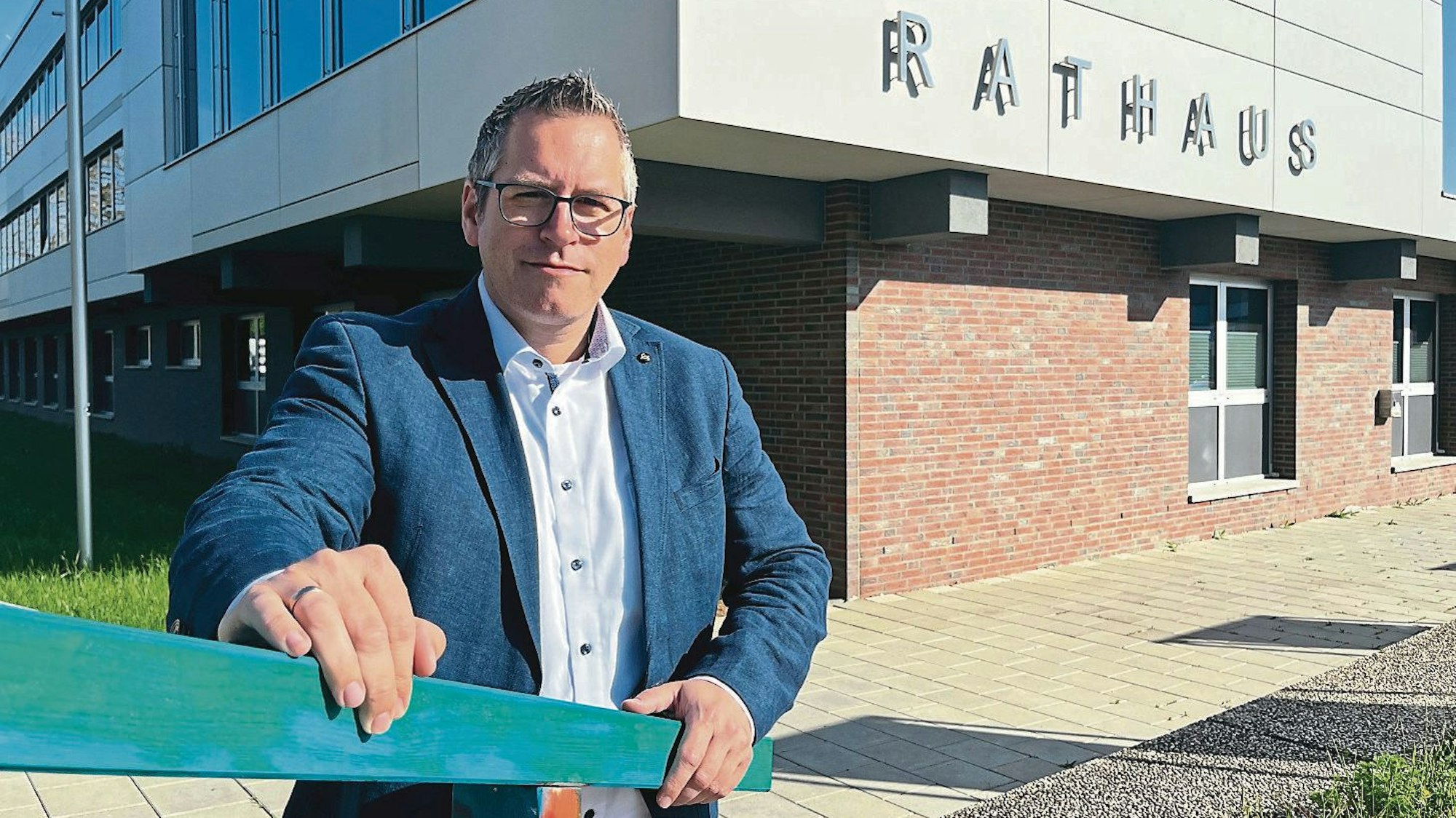 Zu sehen ist Sascha Solbach (SPD), Bürgermeister von Bedburg.