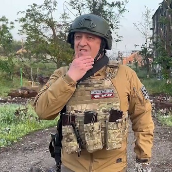 Der Chef der Söldnergruppe Wagner, Jewgeni Prigoschin, weigert sich einen Vertrag mit dem russischen Verteidigungsministerium zu unterzeichnen. Seine Loyalität gelte lediglich Wladimir Putin, erklärte Prigoschin. (Archivbild)