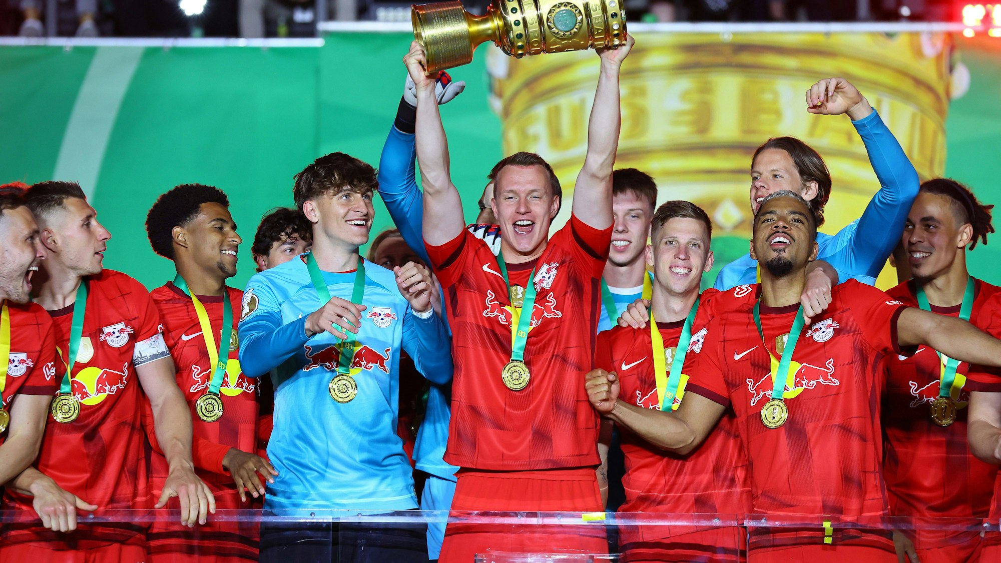 RB Leipzig - Frankfurt / DFB Pokalfinale Berlin, 03.06.2023, Olympiastadion, Fussball, 80. DFB Pokalfinale , RB Leipzig vs. SG Eintracht Frankfurt 2:0 0:0 , Siegerehrung, RB Leipzig ist Pokalsieger 2023 Im Bild mi.: Lukas Klostermann 16, RB Leipzig mit Trophae , *** RB Leipzig Frankfurt DFB Pokalfinale Berlin, 03 06 2023, Olympiastadion, football, 80 DFB Pokalfinale , RB Leipzig vs SG Eintracht Frankfurt 2 0 0 0 , award ceremony, RB Leipzig is Pokalsieger 2023 Im Bild mi Lukas Klostermann 16, RB Leipzig mit Trophae ,