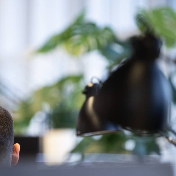 Ein Mann arbeitet in einem Coworking-Space.