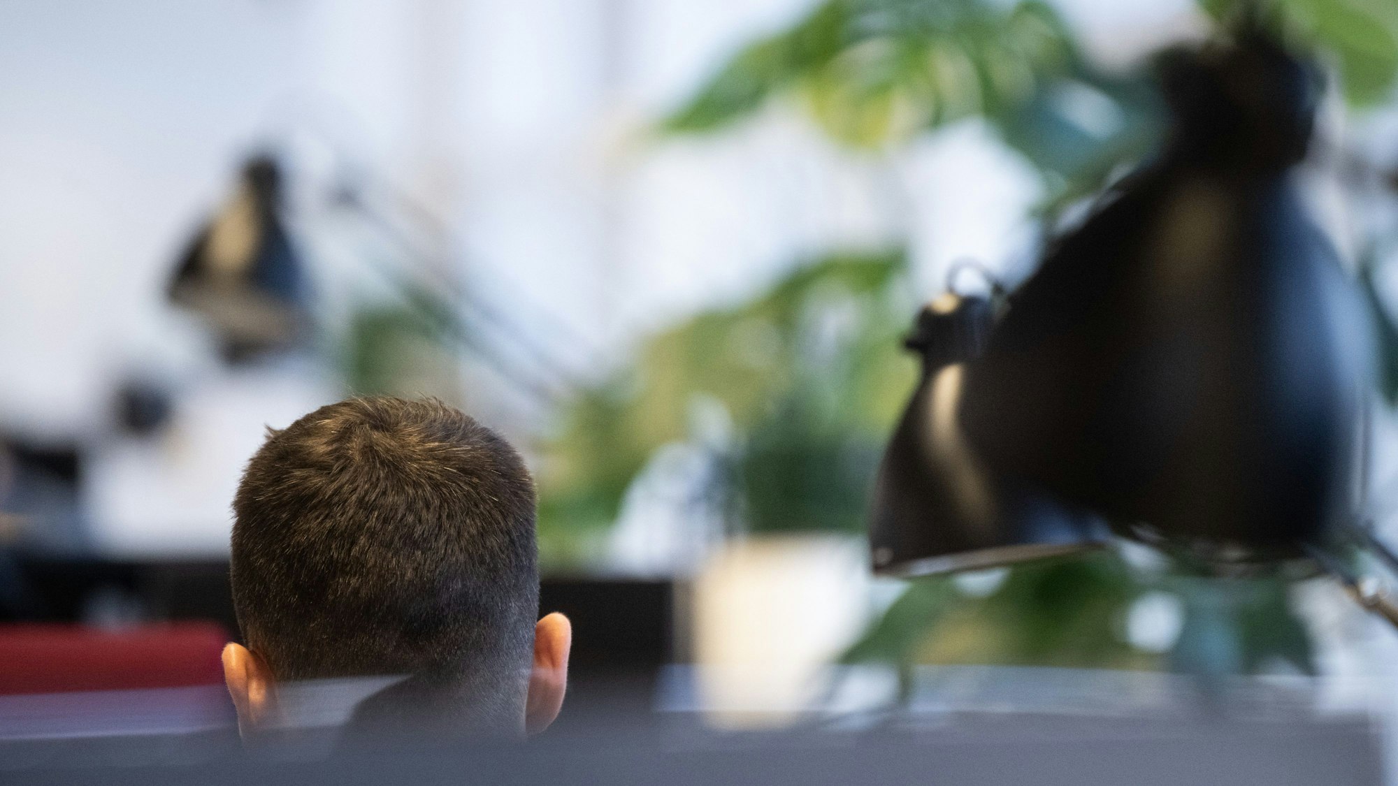 Ein Mann arbeitet in einem Coworking-Space.