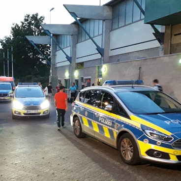 Streifenwagen stehen vor dem Erftstadion in Euskirchen.