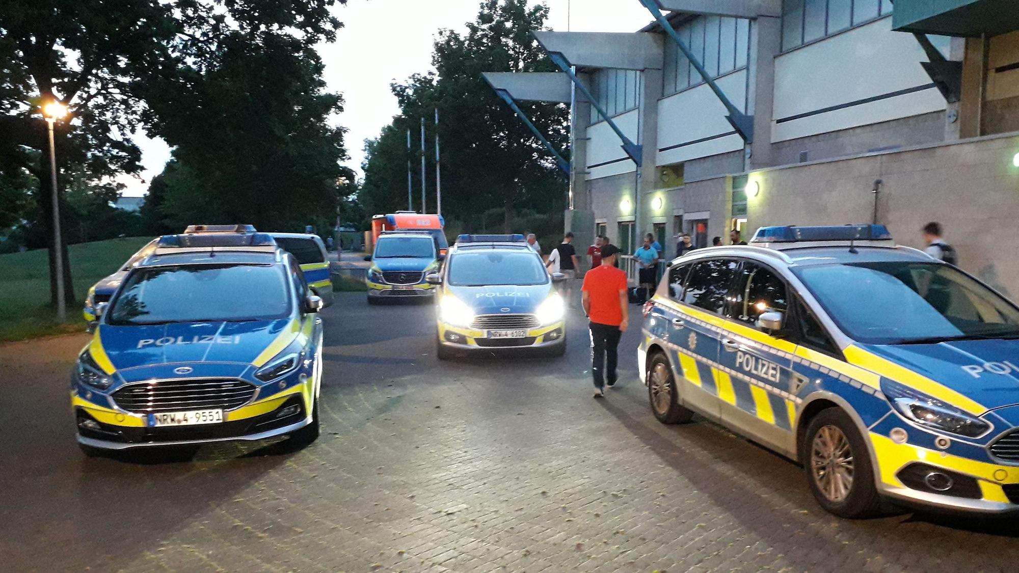 Streifenwagen stehen vor dem Erftstadion in Euskirchen.