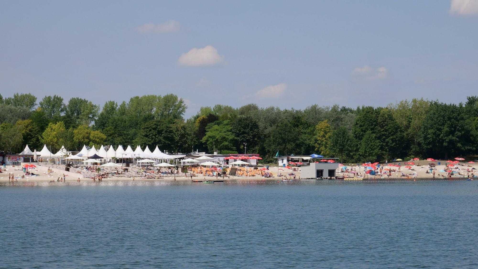 Auf dem Foto ist das Strandbad am Otto-Maigler-See in Hürth zu sehen.
