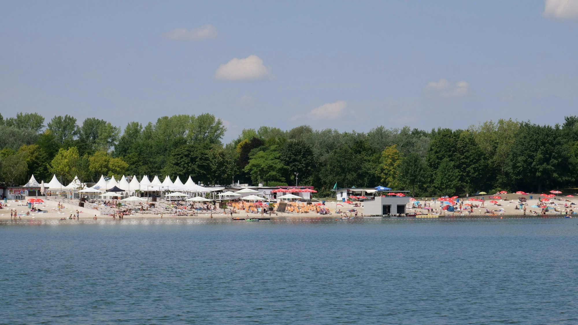 Auf dem Foto ist das Strandbad am Otto-Maigler-See in Hürth zu sehen.