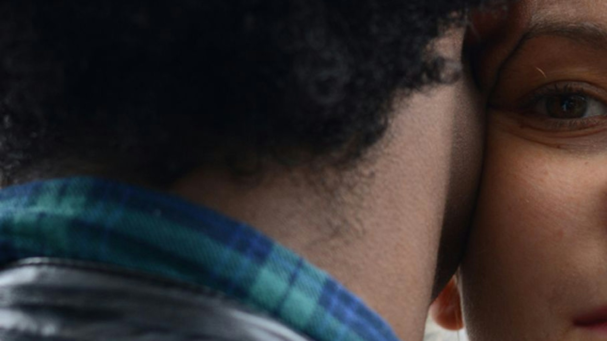 Katharinajej hält steht Wange an Wange neben einem Mann.