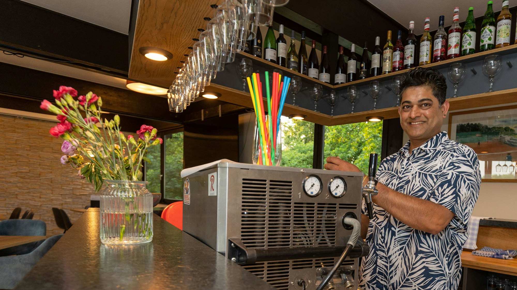 Roshan Wijesinghe beim Zapfen frischer Getränke im Sportrestaurant Roshan's beim Tennisclub Blau-Weiß in Meckenheim.