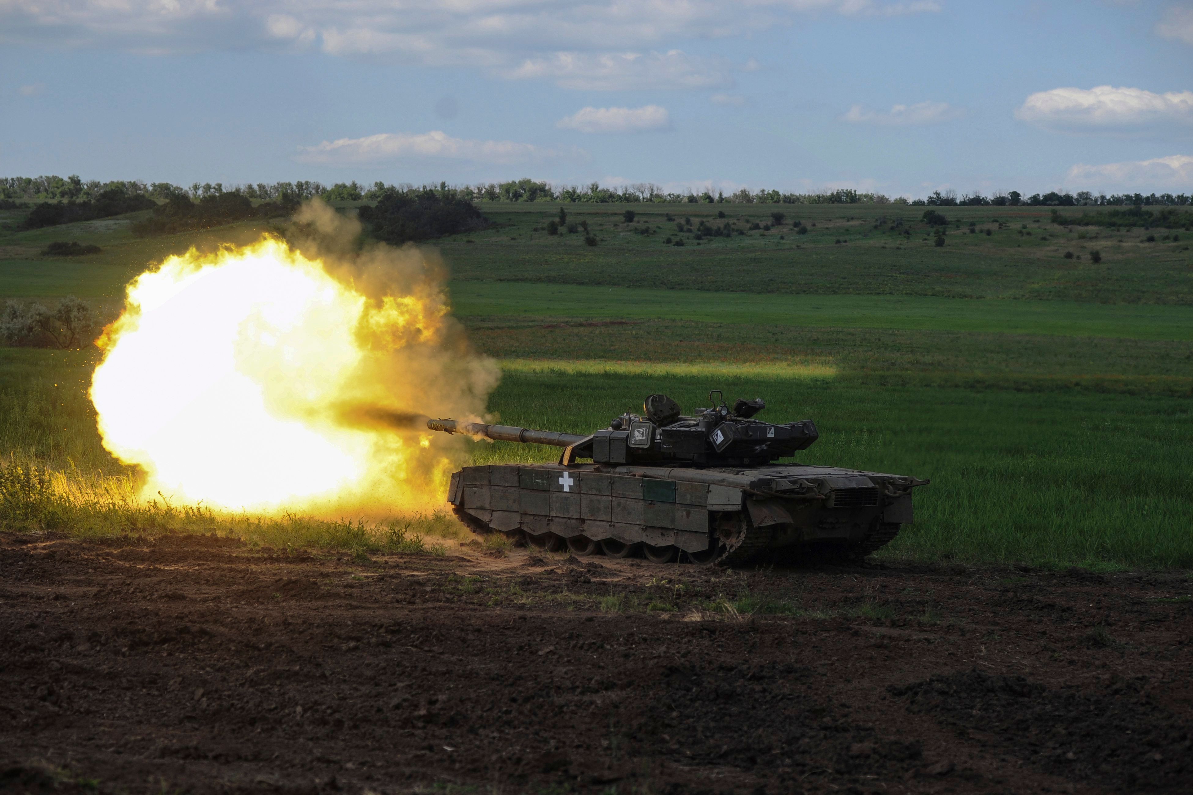 Ein ukrainischer Panzer gibt einen Schuss in der Nähe von Chasiv Yar ab. Die Ukraine meldet Geländegewinne bei ihrer offenbar laufenden Gegenoffensive. (Archivbild)