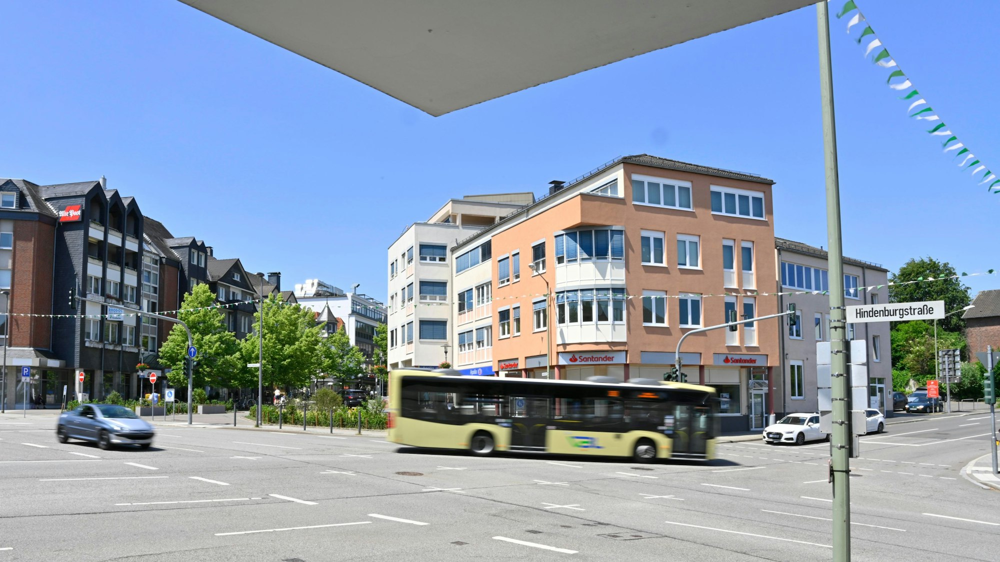 Ein Bus fährt über eine Hauptkreuzung in Gummersbach.