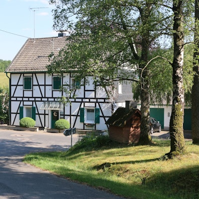 Das Bild zeigt ein Fachwerkhaus an einer Straße im Nümbrechter Ortsteil Niederbreidenbach.