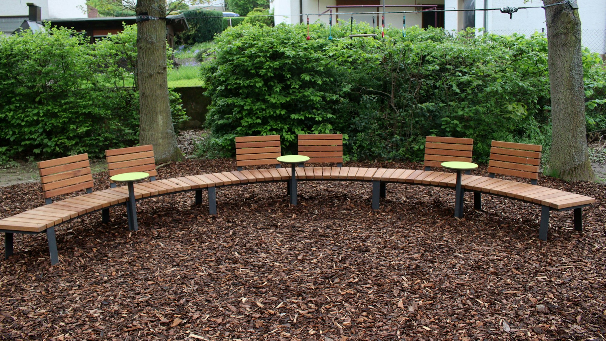 Neue Sitzbänke im Außenbereich des St.-Angela-Gymnasiums.