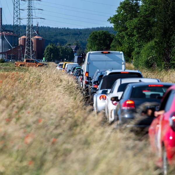 Das Bild zeigt zahlreiche Autos, die auf einem Wirtschaftsweg bei Roitzheim im Stau stehen.
