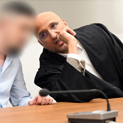 Es ist der Angeklagte mit seinem Verteidiger zu sehen.