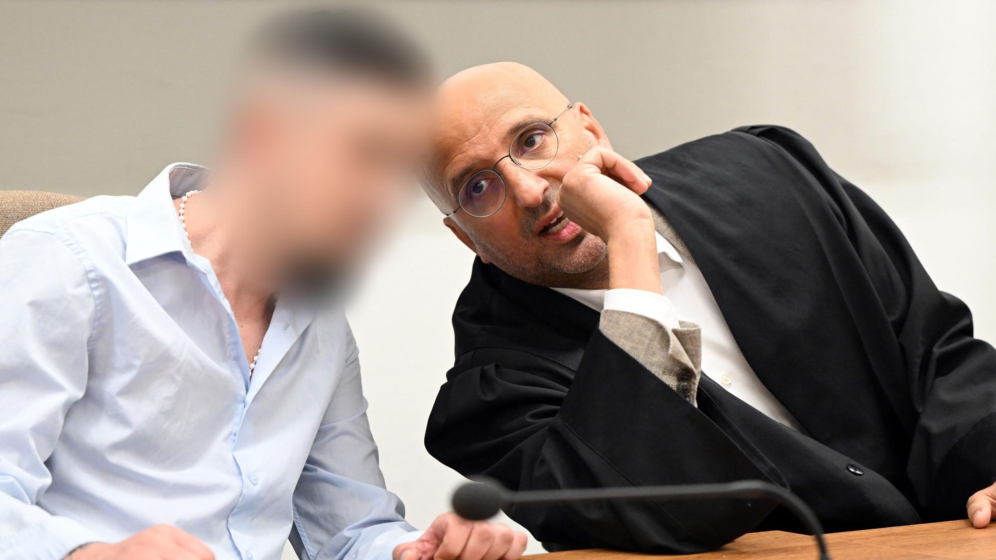 Es ist der Angeklagte mit seinem Verteidiger zu sehen.