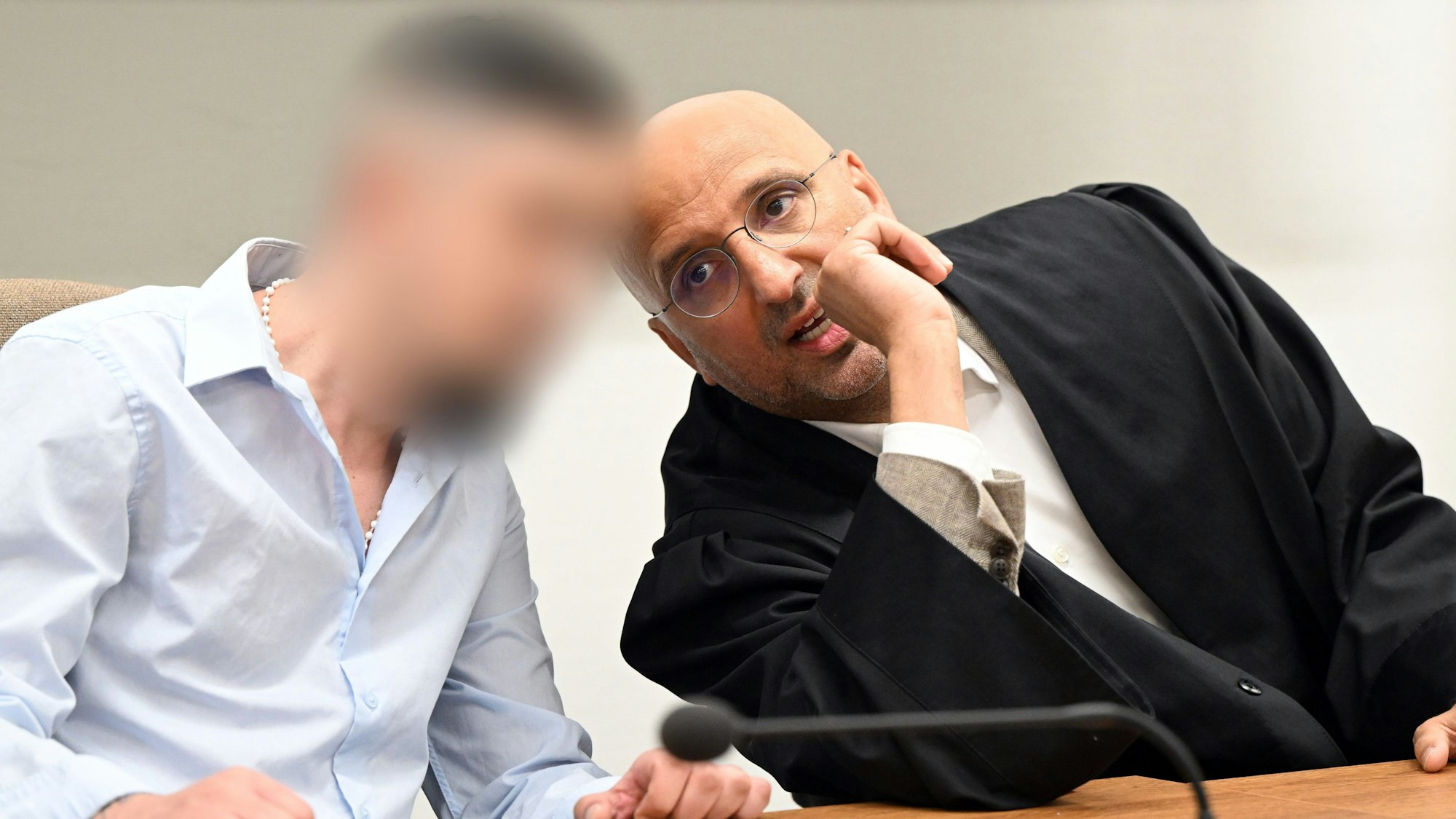 Es ist der Angeklagte mit seinem Verteidiger zu sehen.