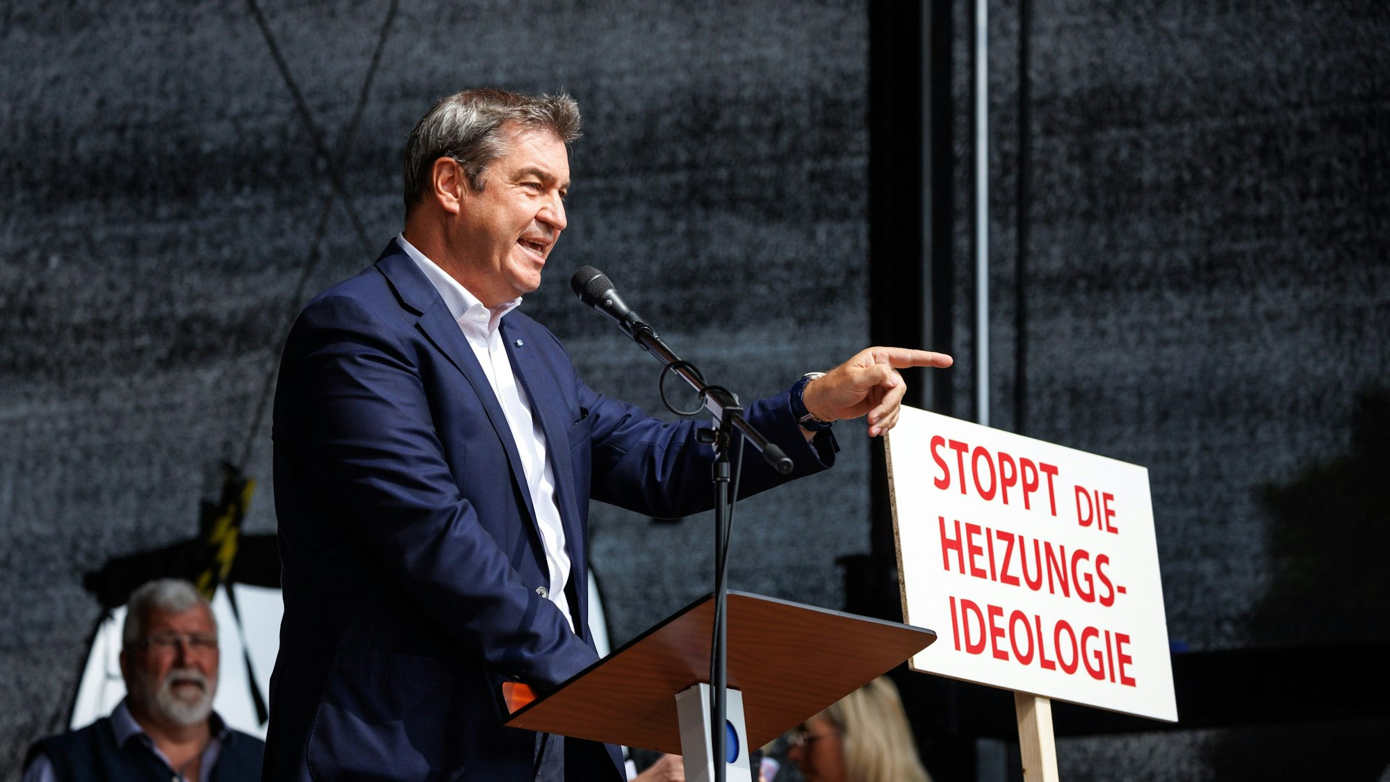 Markus Söder (CSU) spricht bei einer Demonstration gegen die Klima-Politik der Ampelregierung in Erding.