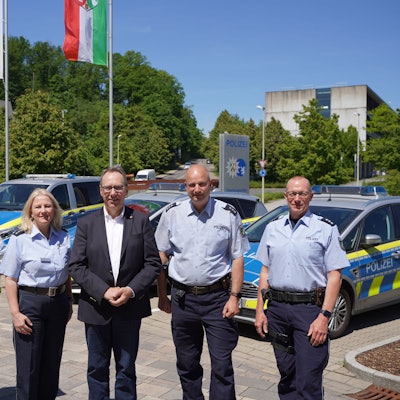 Oberbergs Landrat Jochen Hagt steht mit mehreren Polizisten in einer Reihe.
