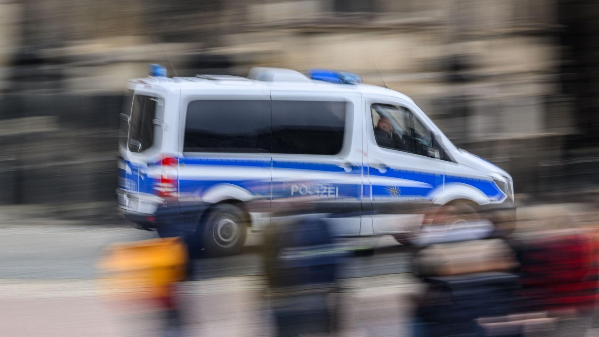 Ein Polizeiauto fährt über eine Straße. (Symbolbild)
