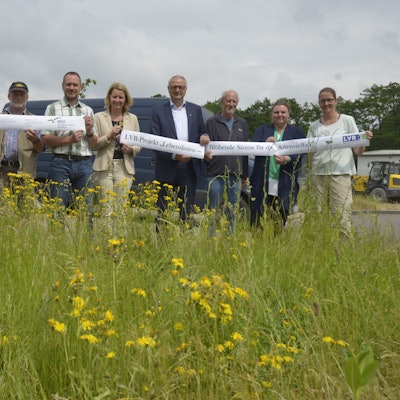 v.l.: Dr. Bernd Freymann (Geschäftsführer BSO), Bernd Schnippering (Kreislandwirt), Aloys Schlütter (Bauhof, Leiter Grünpflege), Christoph Boddenberg (LVR), Anne Loth (Bürgermeisterin Wipperfürth), Dietmar Persian (Bürgermeister Hückeswagen, Wolfgang Schäfer (Nabu), Verena Schrader, (Leiterin Bauhof) und Manuela Thomas (BSO).