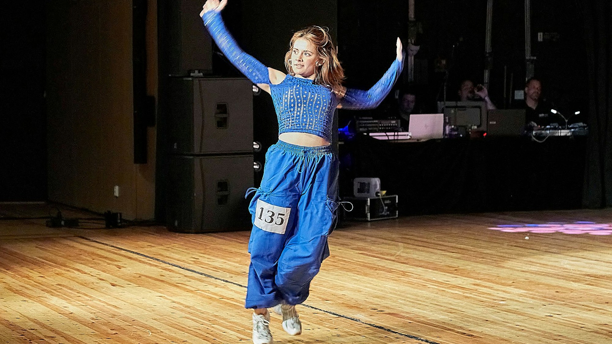 Eine Tänzerin ist auf der Bühne des Stdttheaters in Euskirchen.