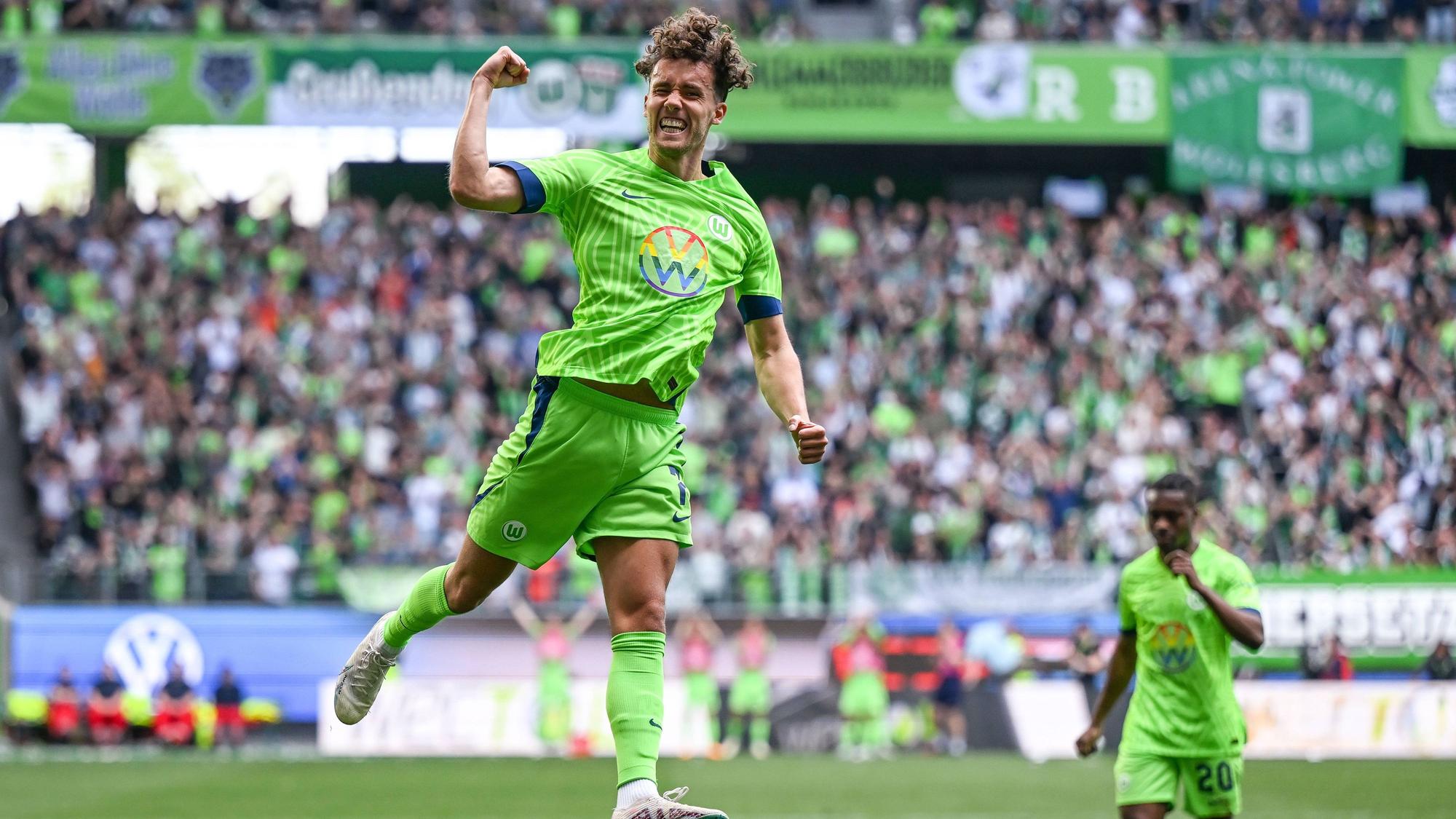 Luca Waldschmidt jubelt im Wolfsburg-Trikot.