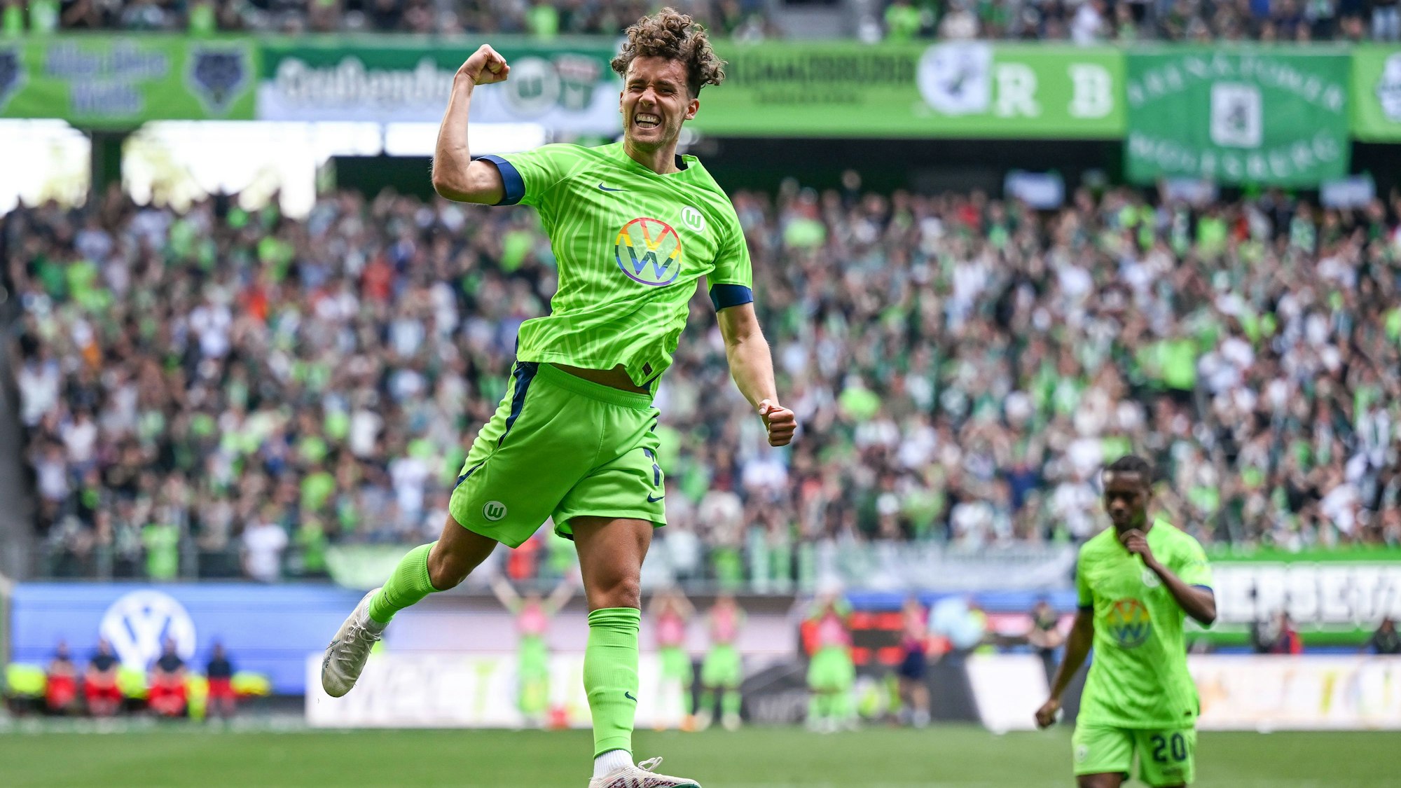 Luca Waldschmidt jubelt im Wolfsburg-Trikot.