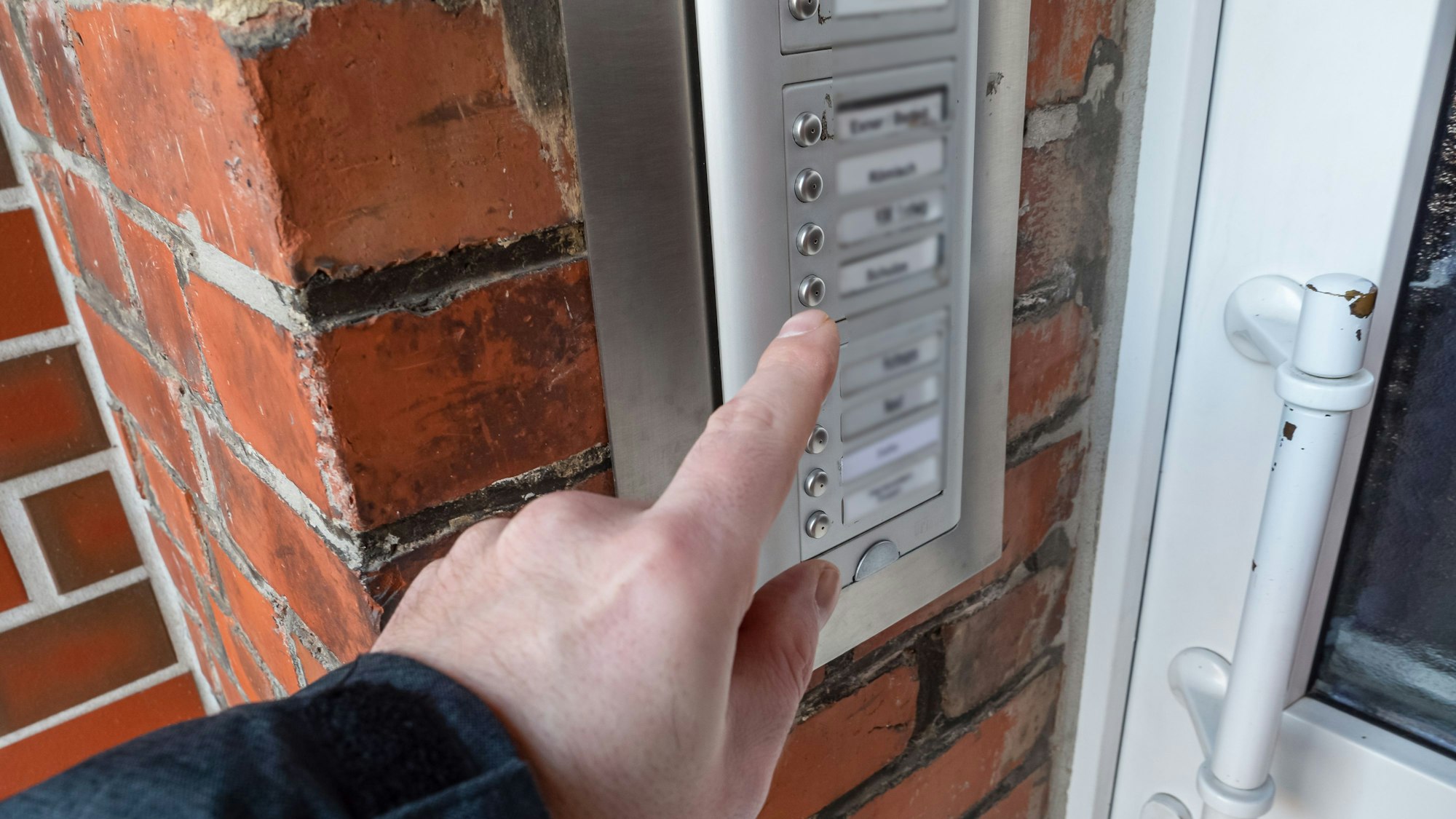 Mann klingelt an einer Haustür