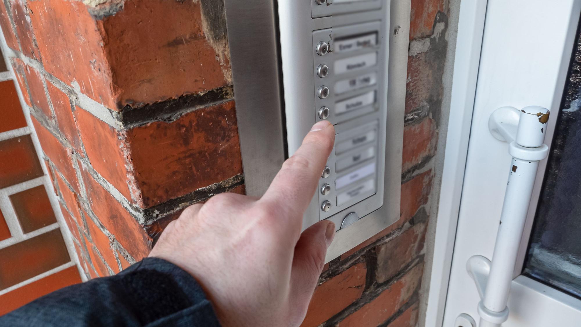 Man rings the doorbell
Foto: Getty Images/Animaflora
Polizei,
Glocke,
Haustür,
Unehrlichkeit,
Wohnhaus,
Hand,
Alter Erwachsener,
Wohnung,
Werbung,
Alt,
Deutschland,
Verbrecher,
Vertrag,
Aktiver Senior,
Bestrafung,
Dieb,
Einbrecher,
Finger,
Fotografie,
Gefahr,
Geschäftsleben,
Horizontal,
Konsum,
Menschen,
Menschliche Hand,
Menschlicher Finger,
Menschliches Körperteil,
Mitteilung,
Ordnung,
Problem,
Symbol,
Teilabschnitt,
Türschwelle,
Verbraucherschutz,
Versicherung,
Wohngebäudeversicherung,