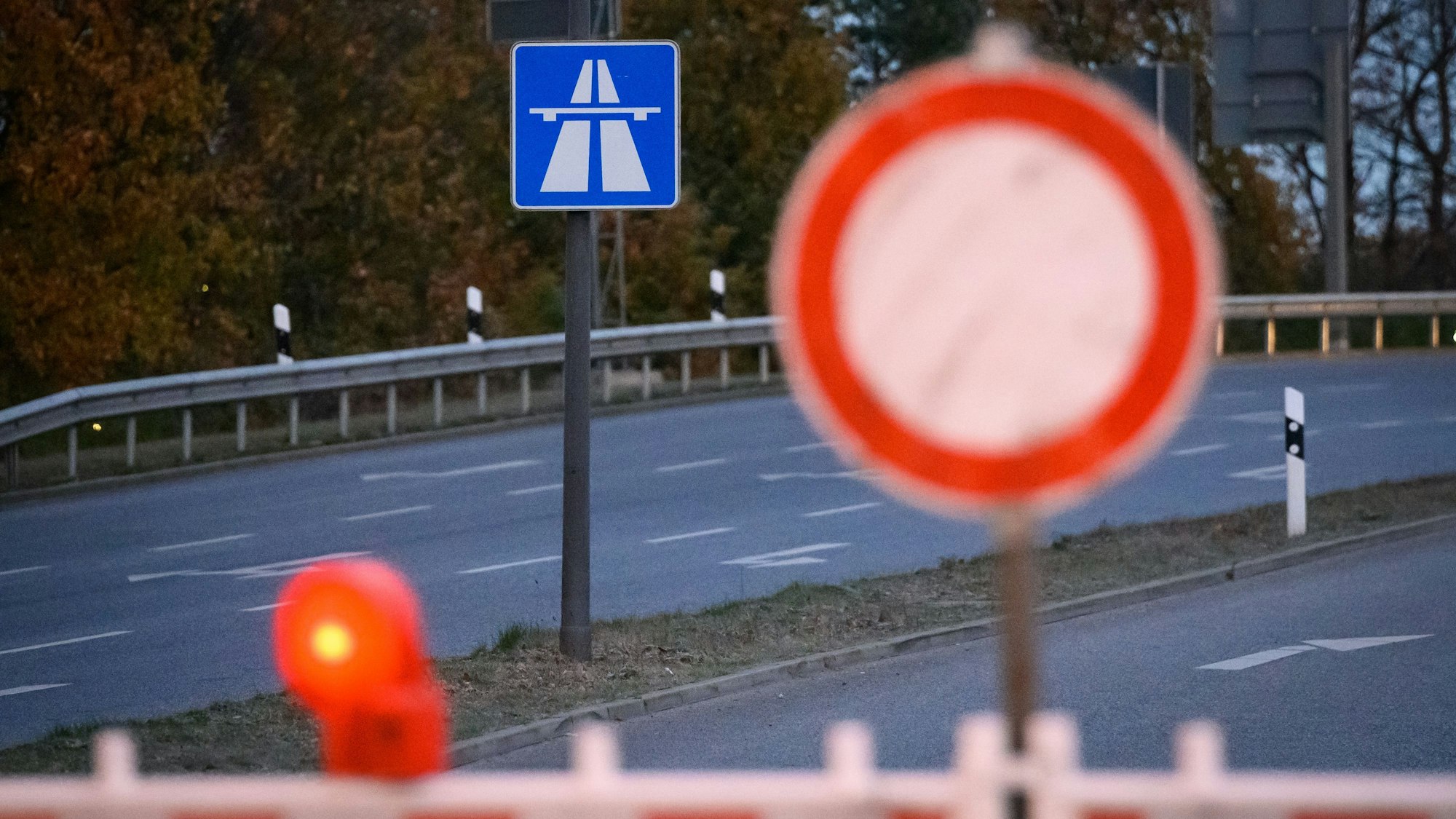 Das Symbolbild zeigt eine gesperrte Autobahnanschlussstelle.