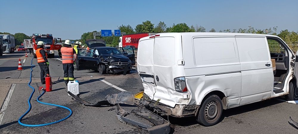 Das Foto zeigt die am Unfall beteiligten Fahrzeuge, einen weißen VW-Transporter und einen schwarzen Mercedes.