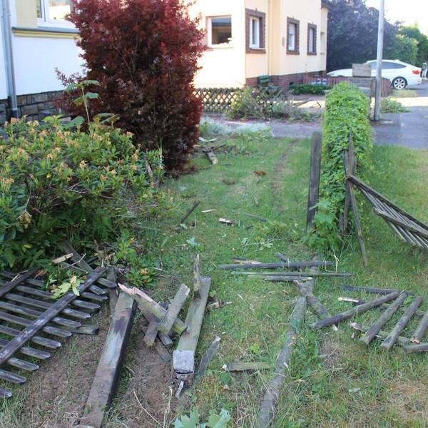 Ein zerstörter Vorgarten.