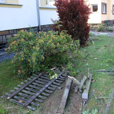 Ein zerstörter Vorgarten.