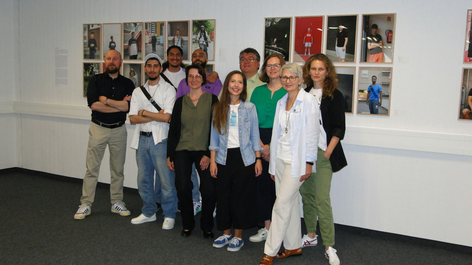 Damian Zimmermann, Bibliotheksleiterin Marion Weinberg sowie Vertreter des Käthe-Kollwitz-Museum und von Outline stehen vor einigen Porträts.