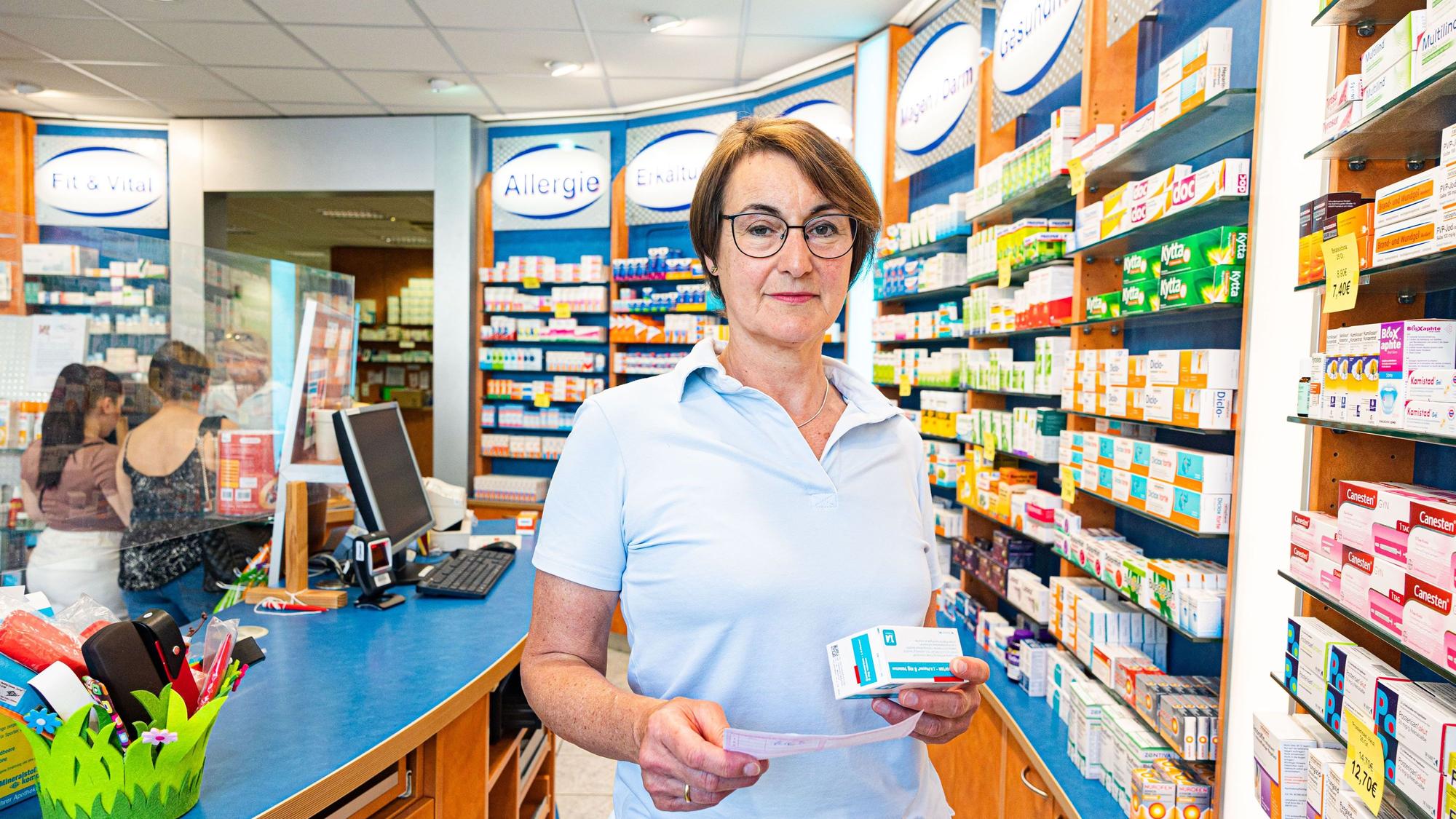 Iris Zeien in ihrer Apotheke.