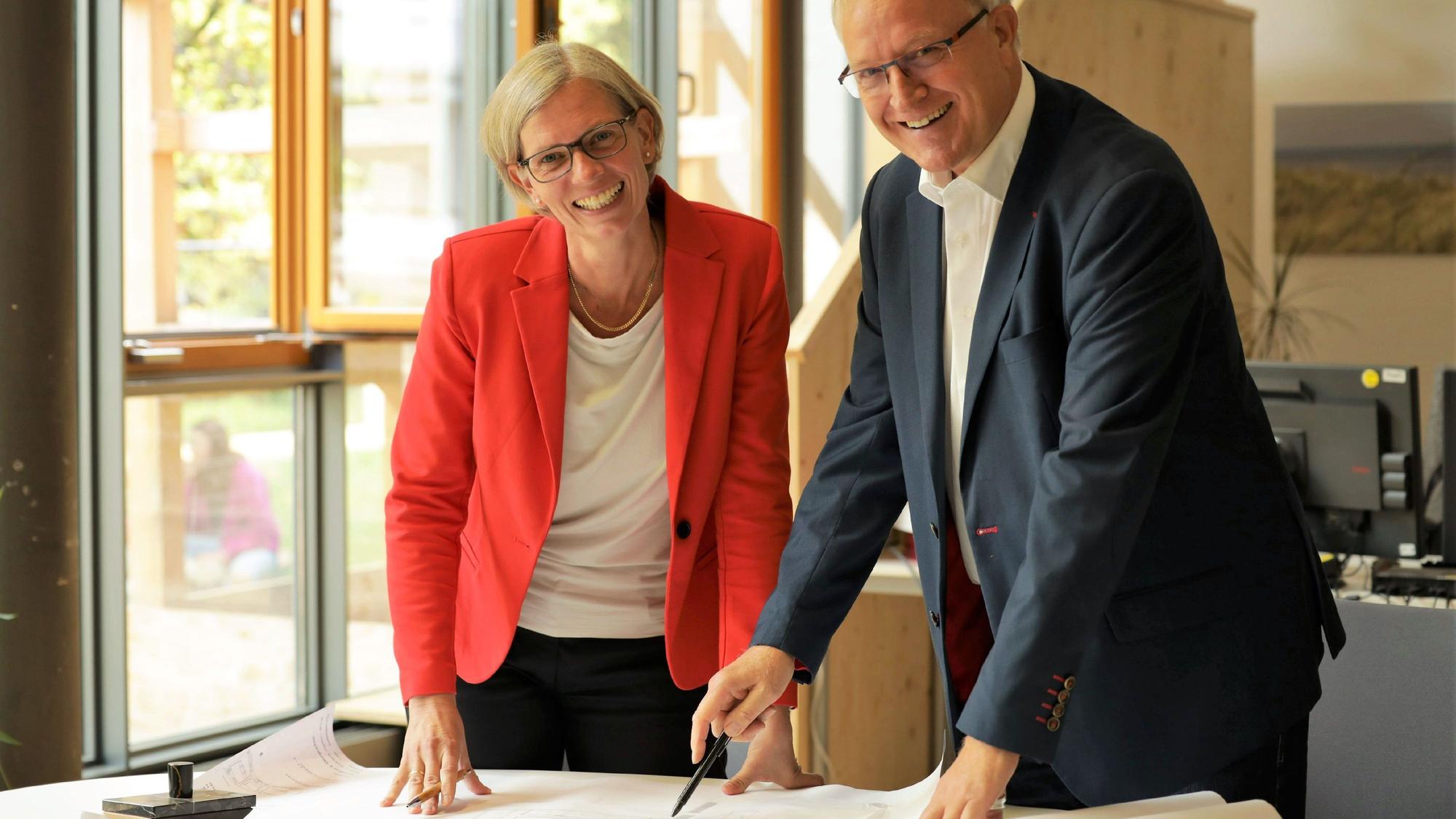 Bernhard Helfer mit seiner Stellvertreterin und Nachfolgerin Carolin Neswadba.