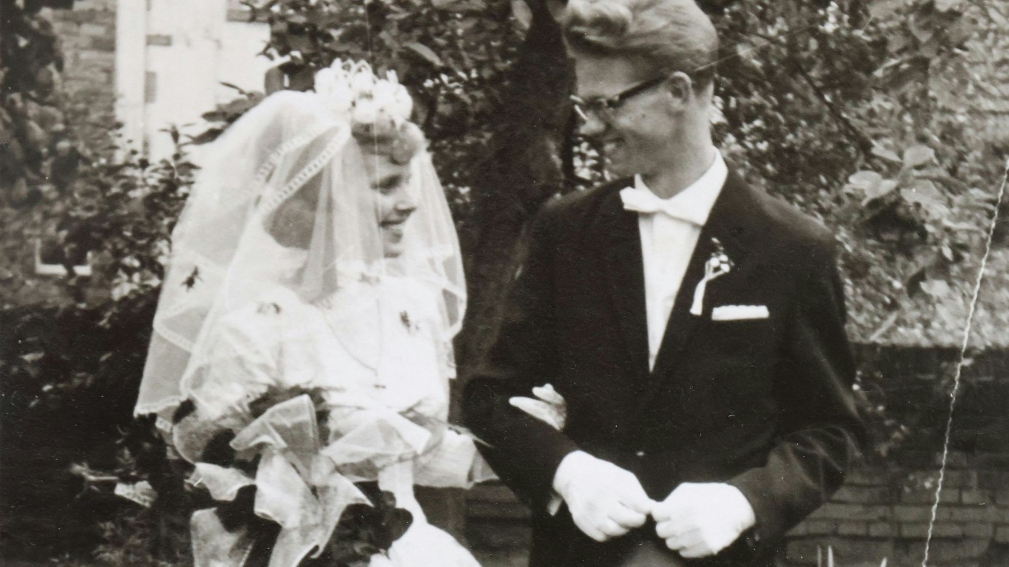 Ein altes Hochzeitsfoto in schwarz-weiß.