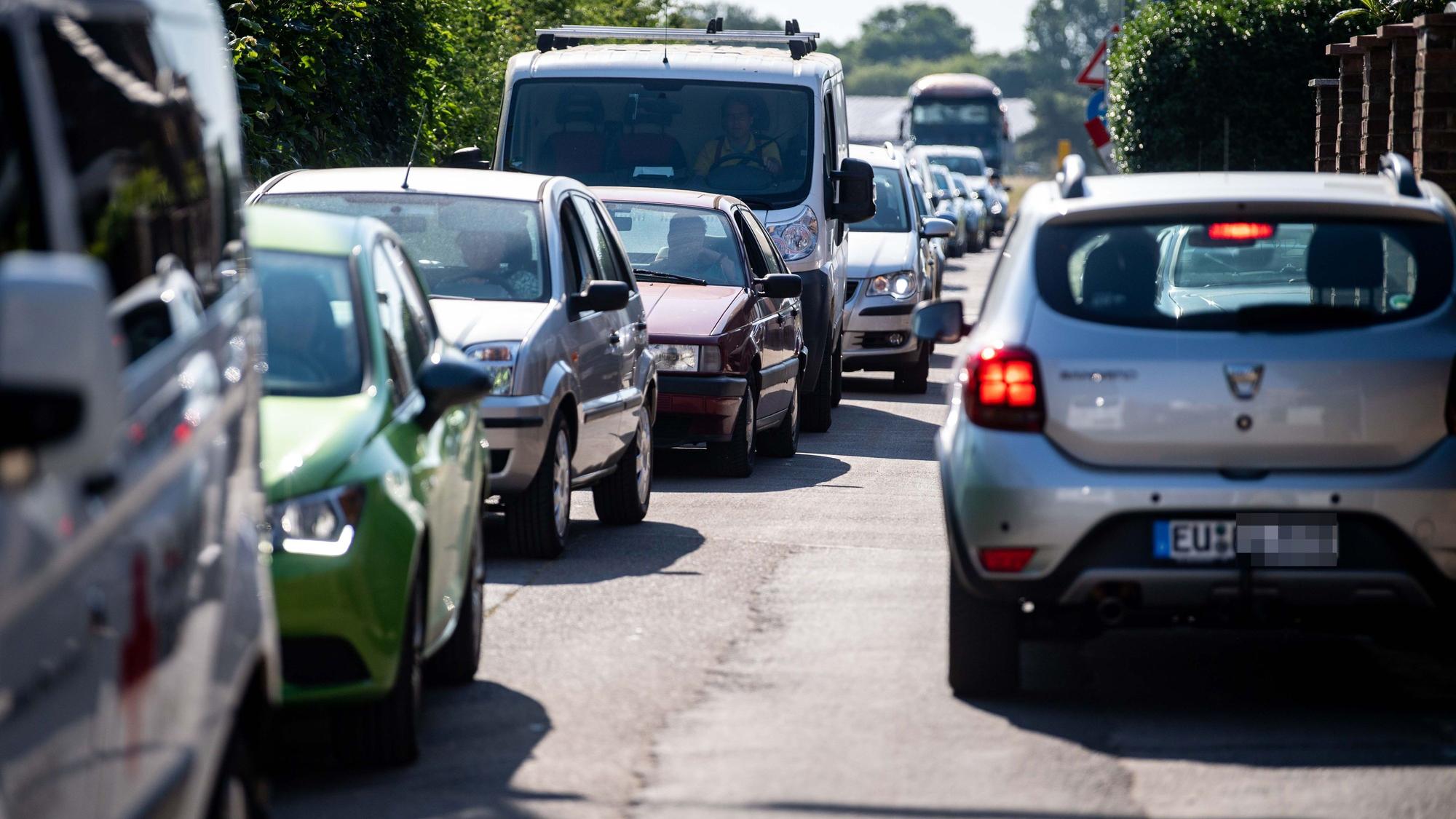 Das Bild zeigt das Verkehrschaos an der Tomburgstraße in Roitzheim.