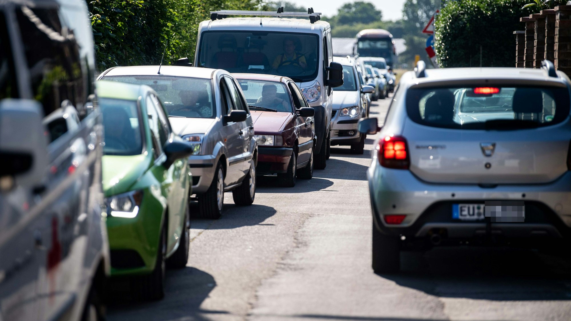 Das Bild zeigt das Verkehrschaos an der Tomburgstraße in Roitzheim.