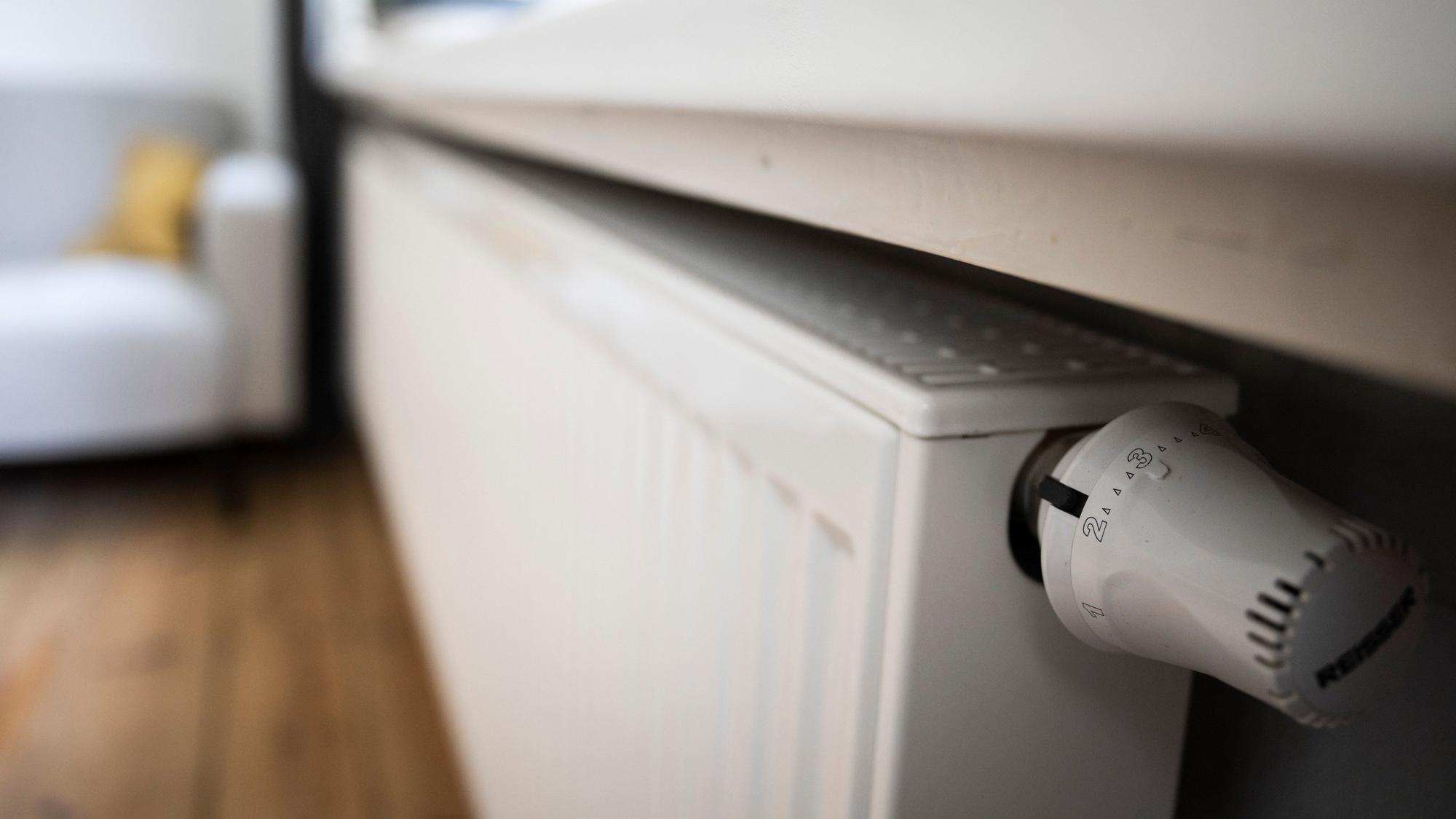Blick auf einen Heizkörper mit Thermostat.